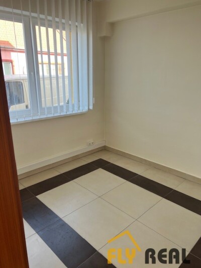 HĽADÁTE KANCELÁRSKE PRIESTORY PRE SVOJU FIRMU v GALANTE? PREFERUJETE PRÍZEMIE? Ponúkame Vám 100 m2 za 6,50 EUR/m2 IHNEĎ!-3