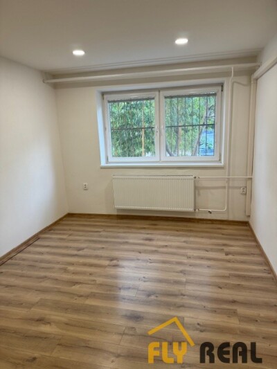 Prenajmeme zrekonštruované kancelárske priestory v Trnave (16 m2) za 230 EUR/mes. + DPH VRÁTANE ENERGIÍ. (Prízemie)-3