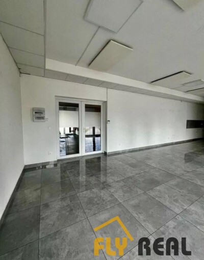 PRENÁJOM  PODNIKATEĽSKÝCH PRIESTOROV (70 m2) na prízemí v CENTRE MESTA GALANTA ZA 850 EUR/mes. bez energií!-2