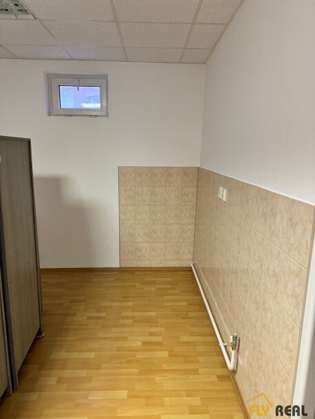 Prenajmeme priestory na podnikanie s rozlohou 100 m2 (60 +40 m2) v Seredi voľné IHNEĎ-12
