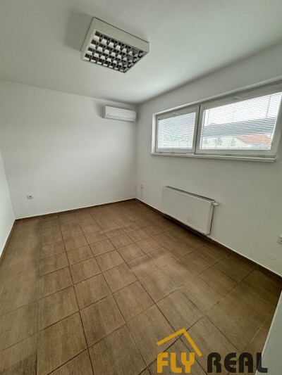 Ponúkame NA PRENÁJOM  CELÚ BUDOVU (2 podlažia) v centre mesta GALANTA  s rozlohou 100 m2 za 700 EUR/mes. bez energií-8