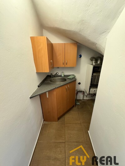 Ponúkame NA PRENÁJOM  CELÚ BUDOVU (2 podlažia) v centre mesta GALANTA  s rozlohou 100 m2 za 700 EUR/mes. bez energií-6