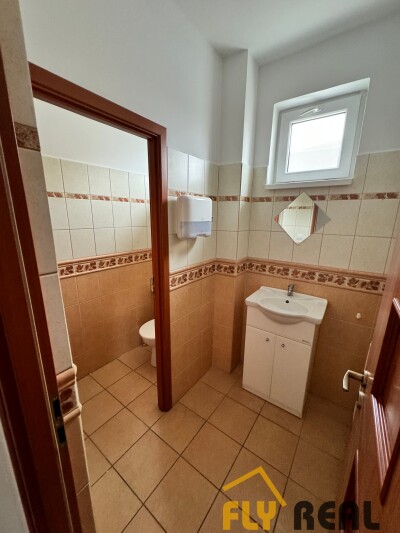 Ponúkame NA PRENÁJOM  CELÚ BUDOVU (2 podlažia) v centre mesta GALANTA  s rozlohou 100 m2 za 700 EUR/mes. bez energií-5