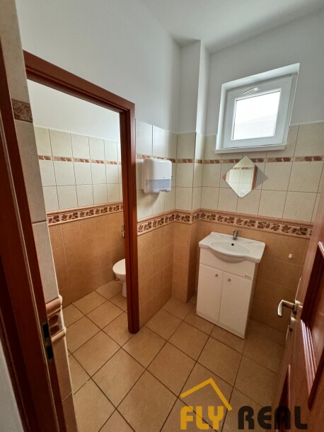 Ponúkame na prenájom celú budovu P v centre mesta Galanta voľnú IHNEĎ! (2 podlažia)-5