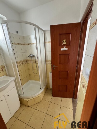 Ponúkame NA PRENÁJOM  CELÚ BUDOVU (2 podlažia) v centre mesta GALANTA  s rozlohou 100 m2 za 700 EUR/mes. bez energií-4