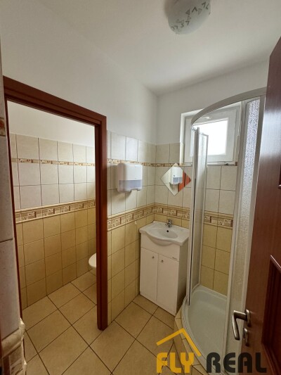 Ponúkame NA PRENÁJOM  CELÚ BUDOVU (2 podlažia) v centre mesta GALANTA  s rozlohou 100 m2 za 700 EUR/mes. bez energií-3