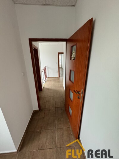 Ponúkame NA PRENÁJOM  CELÚ BUDOVU (2 podlažia) v centre mesta GALANTA  s rozlohou 100 m2 za 700 EUR/mes. bez energií-15