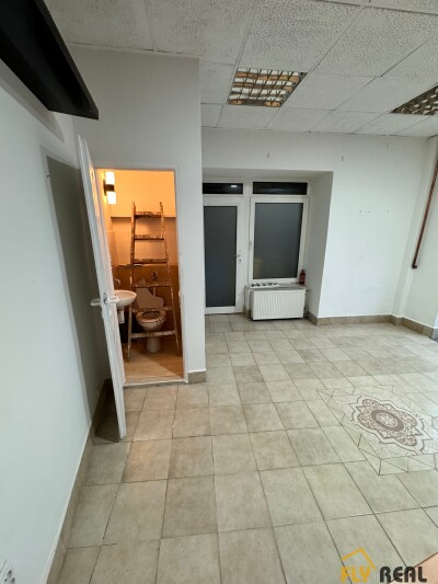 Prenajmeme podnikateľské priestory (20 m2) v centre mesta Sereď za 400 EUR/mes. bez energií  dostupné IHNEĎ!!-3