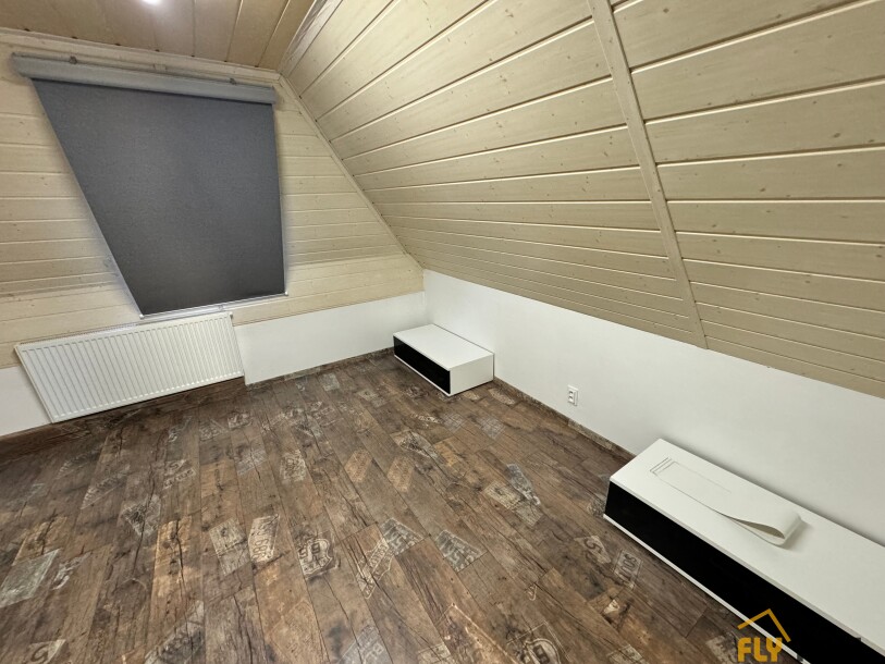 Prenájom 2-izbového nezariadeného podkrovného bytu (44 m2) v Seredi za 480 EUR/mes. vrátane energií dostupný IHNEĎ!-12