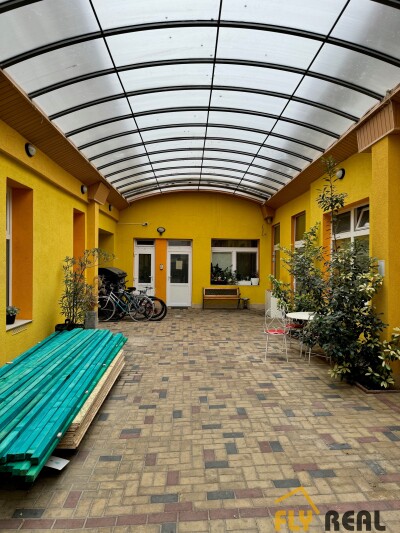 Prenajmeme menšiu zariadenú garsónku (20 m2) v lukratívnej časti mesta Sereď  za 450 EUR/mes. vrátane energií  dostupnú-9