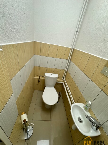 PRENÁJOM OBCHODNÝCH PRIESTOROV (120 m2) na prízemí v CENTRE MESTA SEREĎ ZA 1 420 EUR/mes. bez energií!-14