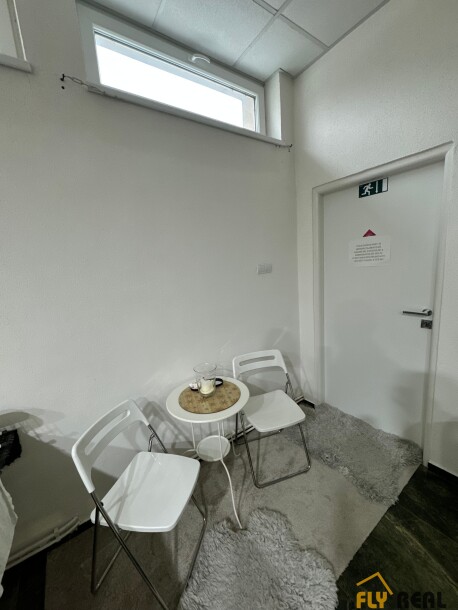 PRENÁJOM OBCHODNÝCH PRIESTOROV (120 m2) na prízemí v CENTRE MESTA SEREĎ ZA 1 420 EUR/mes. bez energií!-9