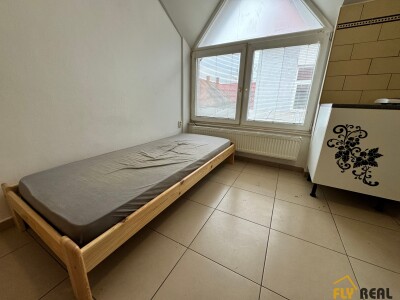 Prenajmeme menšiu zariadenú garsónku (20 m2) v lukratívnej časti mesta Sereď  za 450 EUR/mes. vrátane energií  dostupnú-1