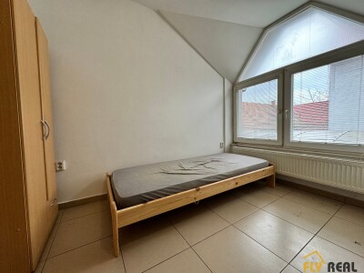 Prenajmeme menšiu zariadenú garsónku (20 m2) v lukratívnej časti mesta Sereď  za 450 EUR/mes. vrátane energií  dostupnú-2