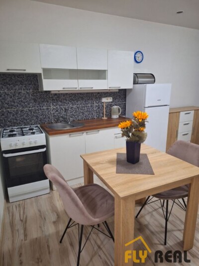 Prenajmeme zariadený veľký 1-izb. byt  (38 m2) v lukratívnej časti mesta Sereď  za 420 EUR/mes. bez energií!-3