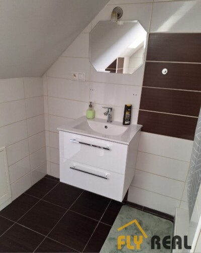 Prenajmeme zariadený veľký 2-izb. byt  (66 m2) v lukratívnej časti mesta Sereď  za 580 EUR/mes. bez energií!-6