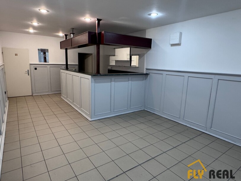 Ponúkame na PRENÁJOM OBCHODNÉ PRIESTORY (50 m2) v centre mesta  Sládkovičovo za 350 EUR/mes. vrátane energií!-1