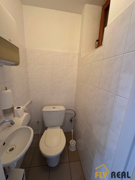 Ponúkame na PRENÁJOM OBCHODNÉ PRIESTORY (50 m2) v centre mesta  Sládkovičovo za 350 EUR/mes. vrátane energií!-10