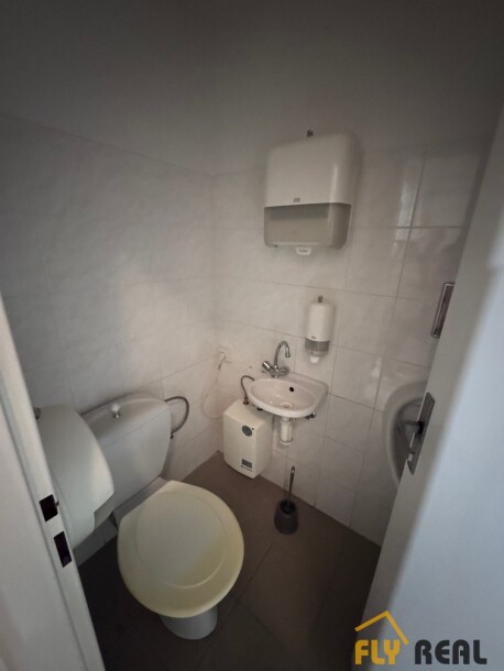 Ponúkame na PRENÁJOM OBCHODNÉ PRIESTORY (50 m2) v centre mesta  Sládkovičovo za 350 EUR/mes. vrátane energií!-11