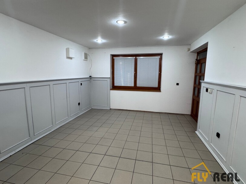 Ponúkame na PRENÁJOM OBCHODNÉ PRIESTORY (50 m2) v centre mesta  Sládkovičovo za 350 EUR/mes. vrátane energií!-3